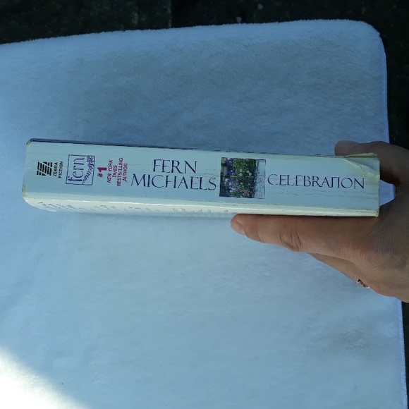 Celebration, a paperback book written by Fern Michaels 2009 - Picture 4 of 7